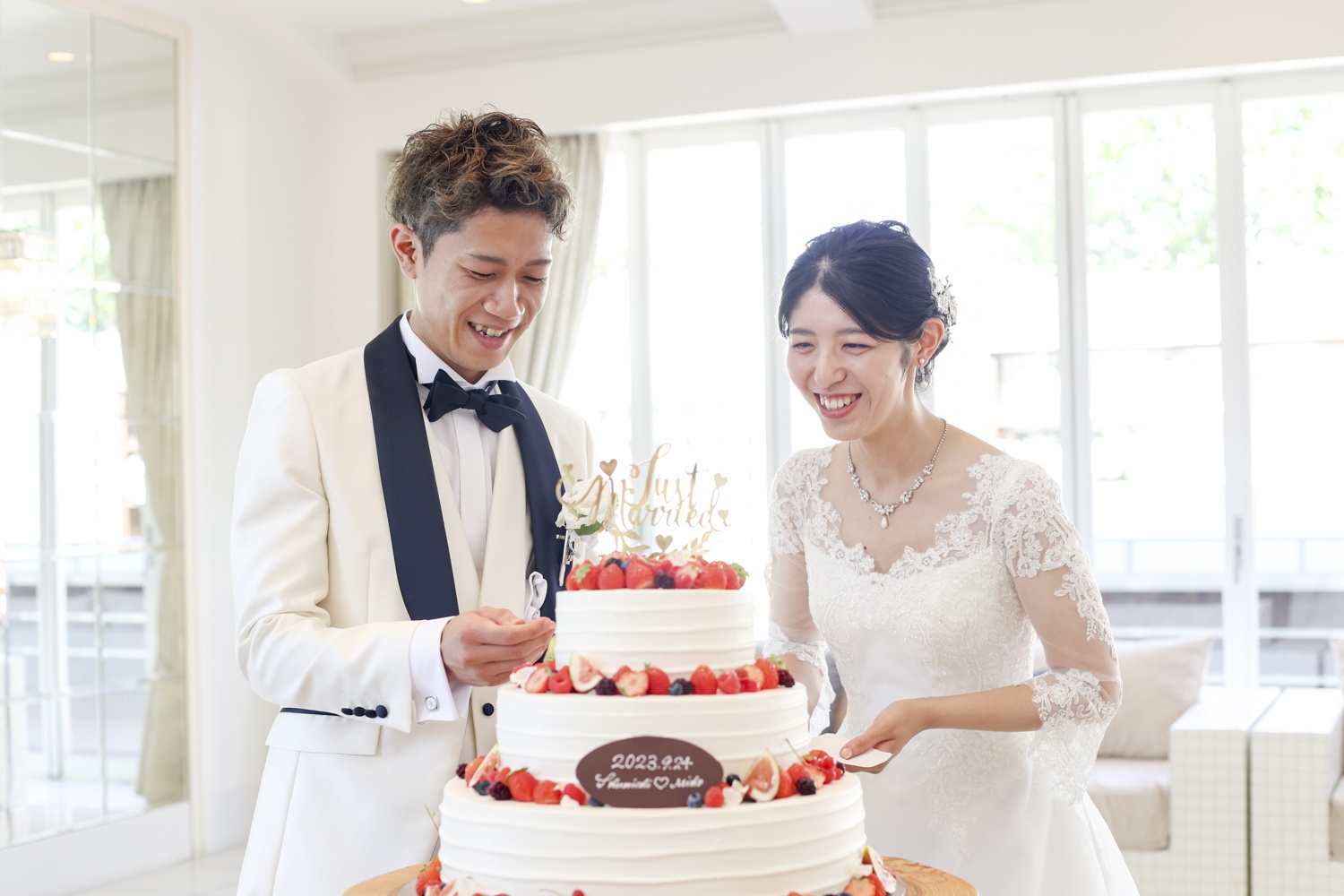 真っ白のチャペルで人気の結婚式を挙げたいならブラスポで相談。